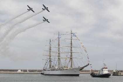 La Fragata Libertad ingresa al puerto de Mar del Plata en medio de un enorme festejo. Regresaba tras pasar 77 días retenida en Tema.