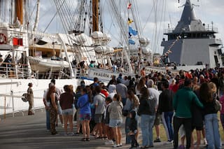 Filas interminables, selfies y curiosidad en uno de los atractivos del verano