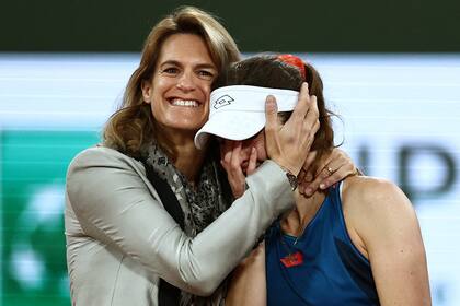 La francesa Alize Cornet arropada por Amelie Mauresmo, directora de Roland Garros 