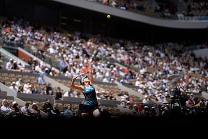 La francesa Alize Cornet frente a la china Zheng Qinwen durante uno de los singles femeninos de Roland Garros.