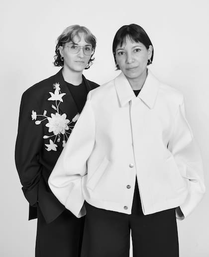 La francesa Elise Girault y la argentina Belén Frias crearon la etiqueta Cachí, que fusiona elementos de ambos países para crear diseños que expresan "la inspiración de lo vivido" por ambas