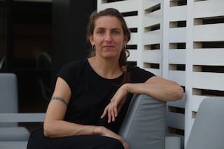 Es francesa, visitó Buenos Aires y publicó uno de los libros del año: es como "descender a un abismo con los ojos abiertos”