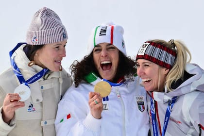 La francesa Romane Miradoli y la austríaca Cornelia Huetter celebran en el podio de Super-G junto a Federica Brignone, una campeona que emocionó a toda Italia