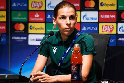 La francesa Stephanie Frappart, protagonista de un partido histórico.