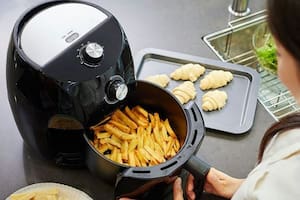 La freidora de aire tiene un tamaño similar a una máquina de pan.
