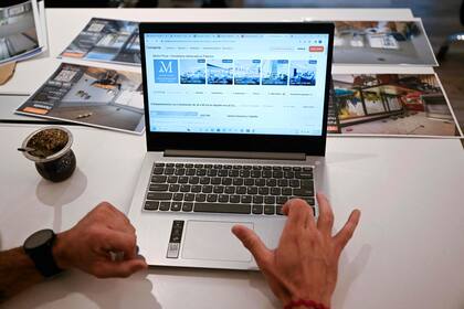 La frenética búsqueda de propiedades ´por parte de los inquilinos en los portales inmobiliarios (Photo by Luis ROBAYO / AFP)