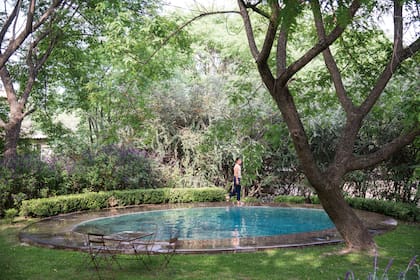 La frescura que le otorgan los árboles permite soportar los meses calurosos cerca del agua