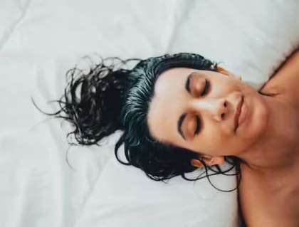 La fricción con la almohada aumenta el frizz. Foto:iStock