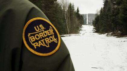 La frontera entre Estados Unidos y Canadá tiene partes que no de diferencian bien de noche