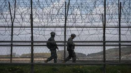 La frontera está cubierta con capas de densa cerca de alambre de púas y guardias patrullan el área