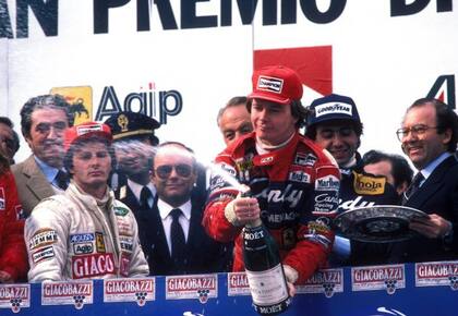 La frustración de Gilles Villeneuve ante la celebración de Didier Pironi en el podio de Imola; la fatalidad no ofreció espacio para la reconciliación