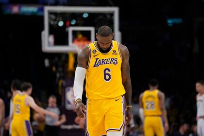 La frustración de LeBron James, en mayo pasado, tras la caída de los Lakers ante Denver, en los playoffs de la NBA, que puso en duda el futuro de la estrella estadounidense 