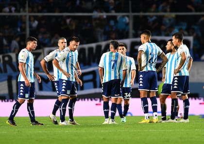 La frustración de los jugadores de Racing tras la derrota ante Newell's Old Boys como local, en Avellaneda, en un encuentro correspondiente a la undécima jornada de la Liga Profesional de Fútbol.