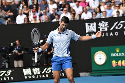 La frustración de Novak Djokovic, que después de seis años perdió en el Melbourne Park