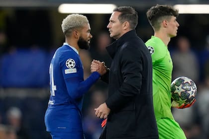La frustración de Reece James y el director técnico Frank Lampard después de la eliminación de Chelsea de la Champions League, a manos de Real Madrid en Londres.