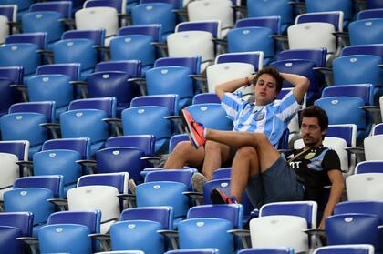 La frustración se apoderó de los hinchas argentinos en el estadio de Nizhny Novgorod, tras la goleada sufrida ante Croacia