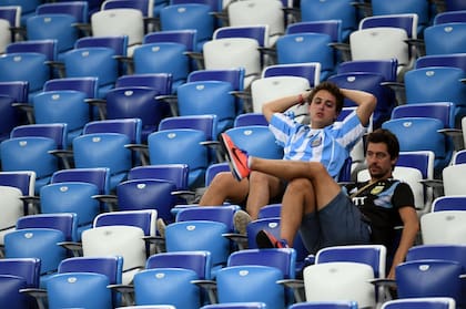 La frustración se apoderó de los hinchas argentinos en el estadio de Nizhny Novgorod, tras la goleada sufrida ante Croacia