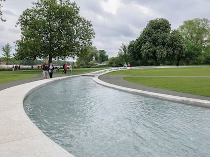 La fuente bombea unos 100 litros de agua por segundo.