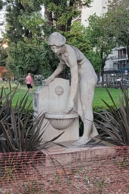 La Fuente Catalana o Fuente de la Doncella fue un regalo de la comunidad de Cataluña en la Argentina a Buenos Aires y, debido a su desnudez, fue desterrada del Parque Rivadavia, aunque regresó 39 años después