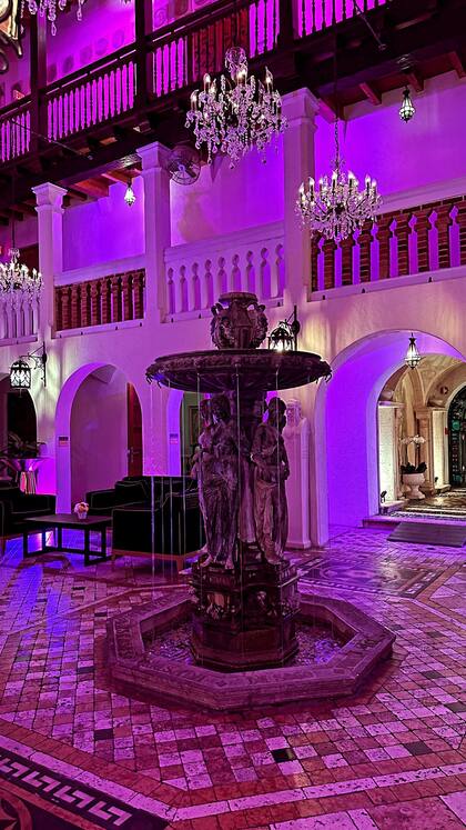 La fuente de estilo griego que se robó la atención de Nicole dentro de la mansión Versace