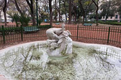 La fuente de la Plaza Rodríguez Peña con la figura de El Sediento en su centro