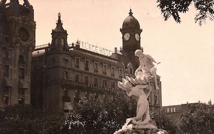 La Fuente de las Nereidas, de Lola Mora, estaba en Avenida Alem y Perón, justo frente al Palace Hotel de Mihanovich.