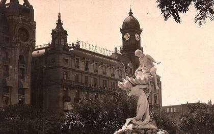 La Fuente de las Nereidas, de Lola Mora, iba a emplazarse en la Plaza Mayo, pero la ubicaron originalmente en la Avenida Alem y Perón; luego fue trasladada a la Costanera