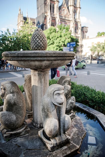 Fuente de los Monos, frente a la iglesia de los Capuchinos, en la plazoleta Pablo Mirizzi.