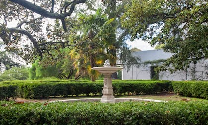 La fuente de mármol de Carrara del parque fue enviada desde Italia por un diplomático, por pedido de Prilidiano, que diseñó ese sector del jardín en la que abundan magnolias y cedros.