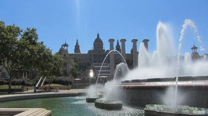 La fuente de Montjuic ubicada muy cerca de Plaza España, de noche hay un espectáculo de luces y música en la fuente.
