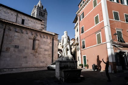 La Fuente del Gigante de Carrara se encuentra en una plaza junto a la Catedral de Sant'Andrea