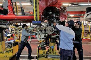 Autos. Por la menor demanda, siguen las suspensiones en las terminales