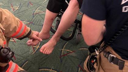 La fuerza de la rápida despresurización arrancó los zapatos y los calcetines de Cuong Tran.