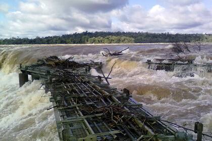 La fuerza del agua dañó la pasarela de Graganta del Diablo en las cataratas del Iguazú