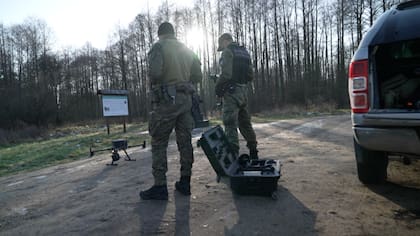 La Fuerza Fronteriza polaca aumentó su presencia en la frontera. Utiliza drones y patrulla tanto a pie como en vehículos blindados.