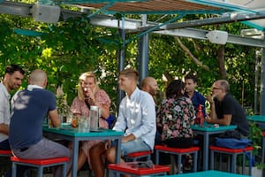 La Fuerza fue pionero de la nueva movida vermutera, con productos de marca propia. “Era increíble que no hubiera una expresión local de algo que se hace con vino y hierbas, dos cosas que abundan en nuestro país y forman parte de su identidad", recuerdan sus fundadores.