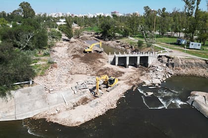 La fuerza y la cantidad de agua caída detrozaron el canal