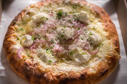 La Fugazi es la estrella: tres tipos de cebolla, mozzarella, provolone y copitos de ricota.