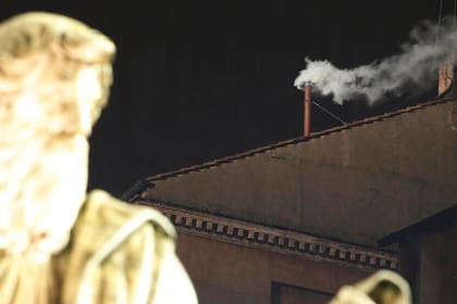 La "fumata blanca" anuncia la elección de un nuevo Papa en el Vaticano