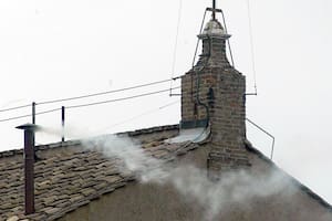 La fumata blanca en la chimenea del tejado de la Capilla Sixtina del Vaticano anuncia que el cónclave ha elegido a un nuevo papa