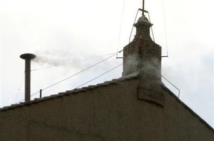 La fumata blanca indica que se eligió a un nuevo Papa