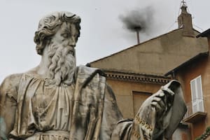 La fumata negra indica que hay que esperar para conocer al nuevo papa