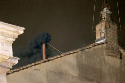 La fumata negra significa que todavía no se eligió el papa