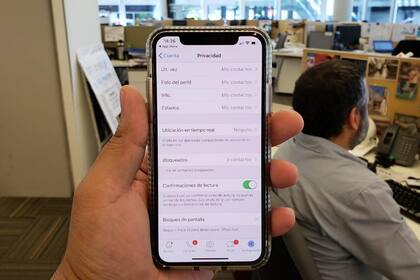 La función de bloqueo de WhatsApp se activa desde la opción Privacidad dentro de las opciones de cuenta de la aplicación de chat