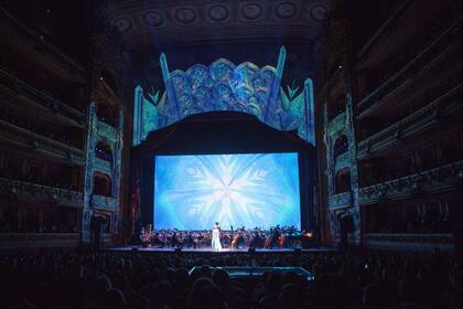 La función distendida de Disney 100 en Concierto en el Teatro Colón dura menos que la original, con efectos especiales de luces, sonidos suavizados y el sonido no será amplificado, sino que utilizará la acústica propia del Teatro Colón. A su vez, la sala principal del teatro permanecerá parcialmente iluminada y las puertas estarán abiertas durante toda la función del 23 de febrero a las 14.