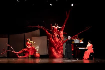 La función especial en el Teatro Alvear de "Las mujeres de Lorca", la obra de Marisé Monteiro con dirección de Nacho
Medina y la actuación de Ana María Cores
