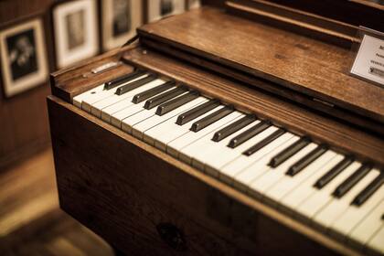 La función. Representar las canciones y los autores, recaudar y distribuir los ingresos.