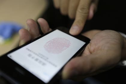 La función Touch ID, presentada en el iPhone 5S, podría ser parte del nuevo sistema de pago móvil de Apple