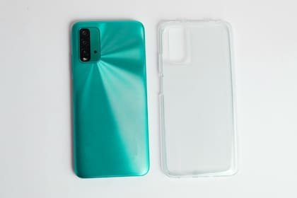 La funda de celular transparente requiere de cuidados especiales (imagen ilustrativa)