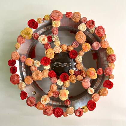 “Baño de rosas”, con aplicación de flores en colores solares, la llanta intervenida por las hermanas Jacinta y María Grondona.